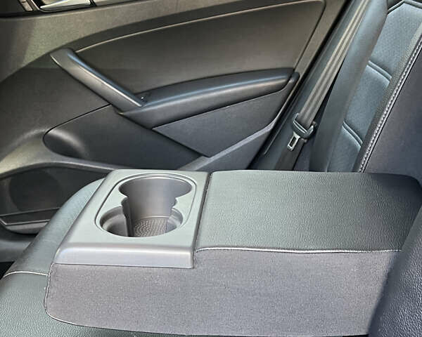 Черный Фольксваген Пассат, объемом двигателя 1.8 л и пробегом 185 тыс. км за 11500 $, фото 10 на Automoto.ua