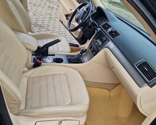 Черный Фольксваген Пассат, объемом двигателя 1.8 л и пробегом 198 тыс. км за 10500 $, фото 17 на Automoto.ua