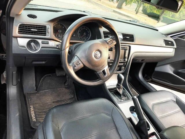 Чорний Фольксваген Пассат, об'ємом двигуна 2 л та пробігом 300 тис. км за 9499 $, фото 11 на Automoto.ua