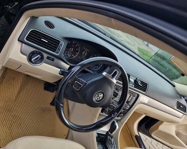 Черный Фольксваген Пассат, объемом двигателя 1.8 л и пробегом 198 тыс. км за 10500 $, фото 12 на Automoto.ua