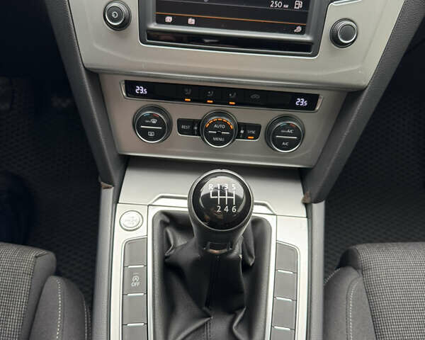 Чорний Фольксваген Пассат, об'ємом двигуна 1.6 л та пробігом 225 тис. км за 14000 $, фото 20 на Automoto.ua