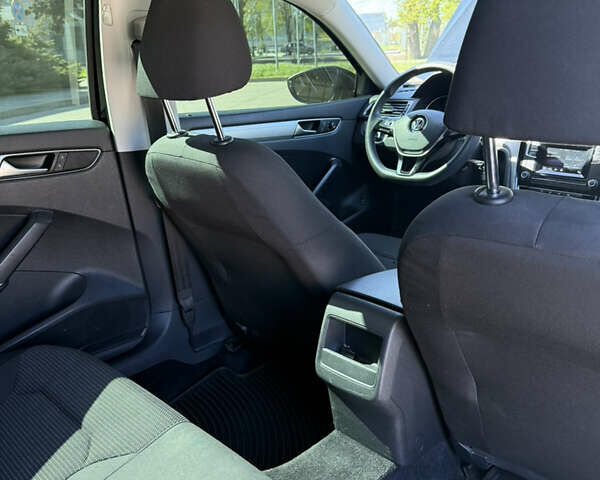 Черный Фольксваген Пассат, объемом двигателя 1.8 л и пробегом 176 тыс. км за 12600 $, фото 11 на Automoto.ua