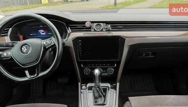Черный Фольксваген Пассат, объемом двигателя 1.97 л и пробегом 289 тыс. км за 16899 $, фото 6 на Automoto.ua