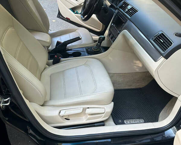 Черный Фольксваген Пассат, объемом двигателя 1.8 л и пробегом 214 тыс. км за 10900 $, фото 4 на Automoto.ua