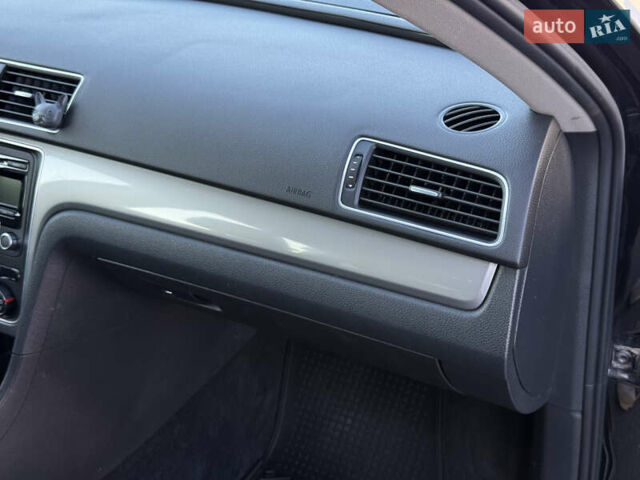 Черный Фольксваген Пассат, объемом двигателя 1.8 л и пробегом 222 тыс. км за 8999 $, фото 22 на Automoto.ua