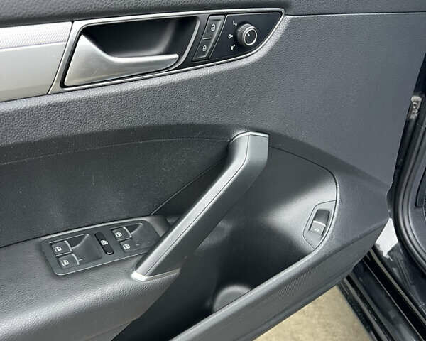 Черный Фольксваген Пассат, объемом двигателя 1.8 л и пробегом 161 тыс. км за 12300 $, фото 22 на Automoto.ua