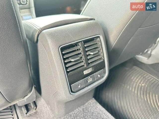 Черный Фольксваген Пассат, объемом двигателя 1.8 л и пробегом 186 тыс. км за 15000 $, фото 9 на Automoto.ua