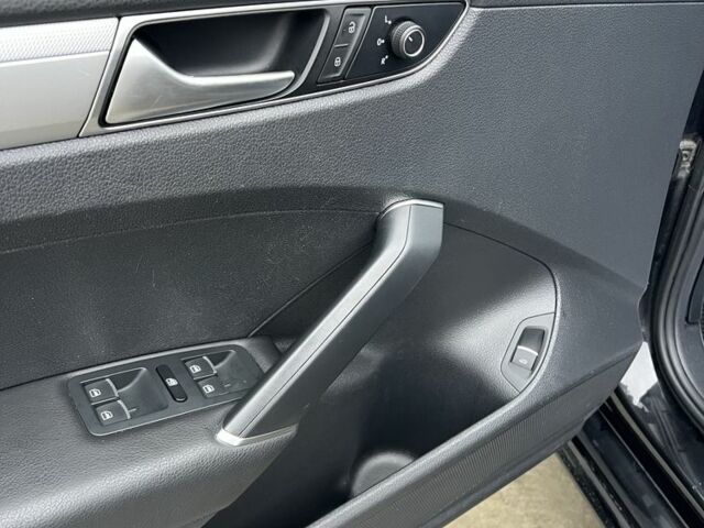 Черный Фольксваген Пассат, объемом двигателя 1.8 л и пробегом 161 тыс. км за 12300 $, фото 18 на Automoto.ua