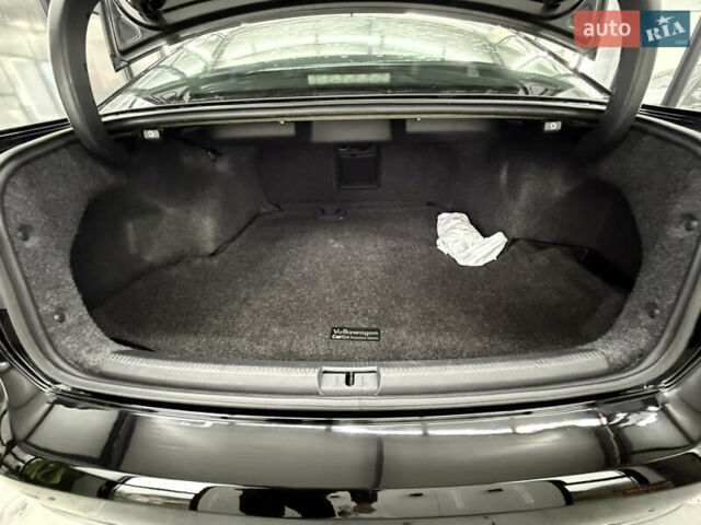 Чорний Фольксваген Пассат, об'ємом двигуна 2 л та пробігом 300 тис. км за 12999 $, фото 13 на Automoto.ua