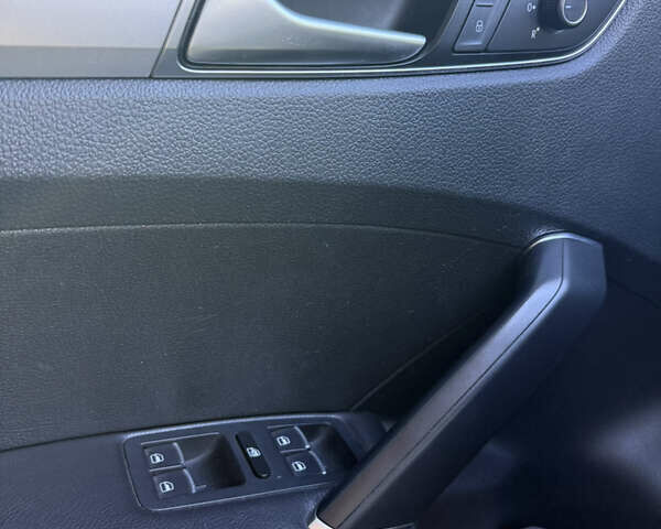 Черный Фольксваген Пассат, объемом двигателя 1.8 л и пробегом 176 тыс. км за 12600 $, фото 13 на Automoto.ua