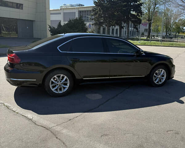 Черный Фольксваген Пассат, объемом двигателя 1.8 л и пробегом 176 тыс. км за 12600 $, фото 4 на Automoto.ua