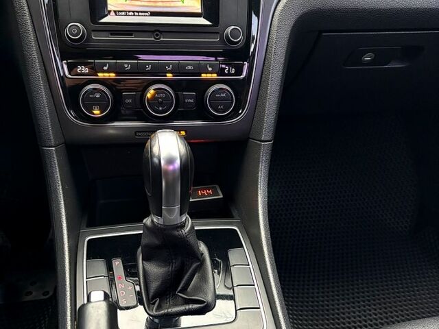 Черный Фольксваген Пассат, объемом двигателя 1.8 л и пробегом 225 тыс. км за 12000 $, фото 12 на Automoto.ua