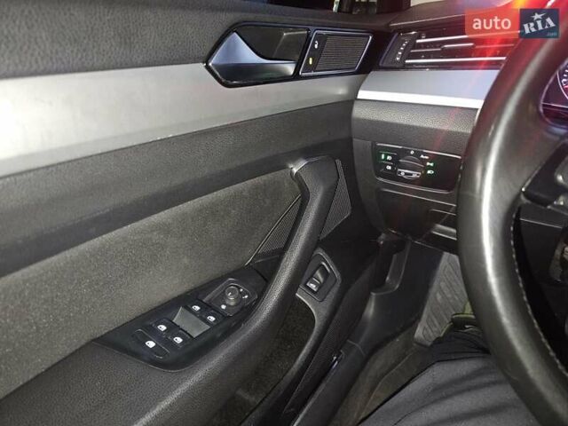 Черный Фольксваген Пассат, объемом двигателя 1.8 л и пробегом 175 тыс. км за 15800 $, фото 70 на Automoto.ua