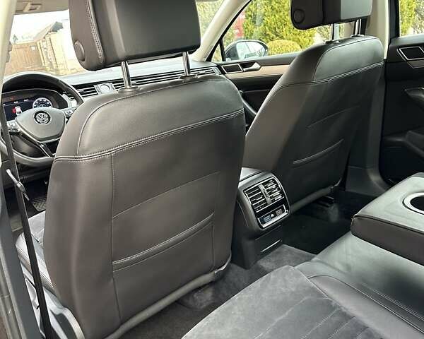 Черный Фольксваген Пассат, объемом двигателя 1.97 л и пробегом 221 тыс. км за 17950 $, фото 118 на Automoto.ua