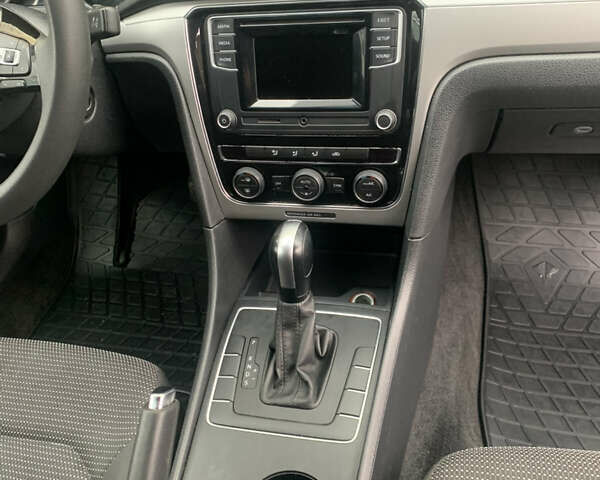 Черный Фольксваген Пассат, объемом двигателя 1.8 л и пробегом 195 тыс. км за 11000 $, фото 10 на Automoto.ua