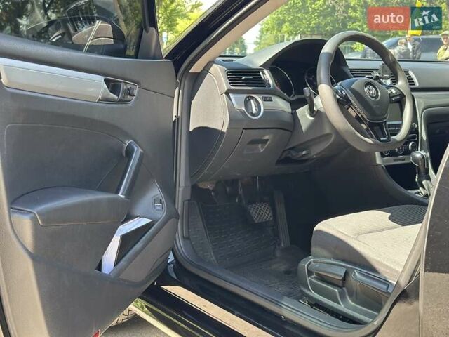 Черный Фольксваген Пассат, объемом двигателя 1.8 л и пробегом 206 тыс. км за 9999 $, фото 11 на Automoto.ua