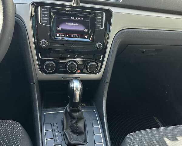 Черный Фольксваген Пассат, объемом двигателя 1.8 л и пробегом 54 тыс. км за 14800 $, фото 5 на Automoto.ua