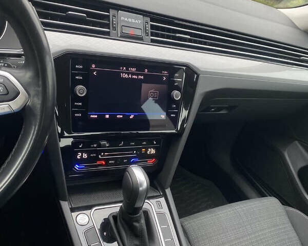 Черный Фольксваген Пассат, объемом двигателя 2 л и пробегом 210 тыс. км за 23599 $, фото 1 на Automoto.ua