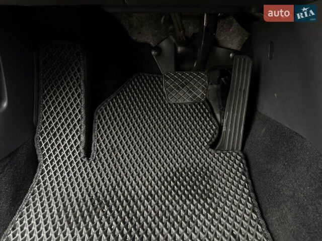 Чорний Фольксваген Пассат, об'ємом двигуна 2 л та пробігом 153 тис. км за 15899 $, фото 46 на Automoto.ua