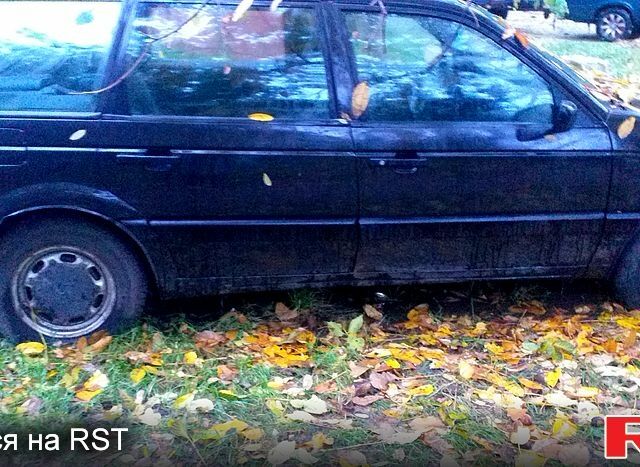 Черный Фольксваген Пассат, объемом двигателя 1.8 л и пробегом 300 тыс. км за 900 $, фото 3 на Automoto.ua