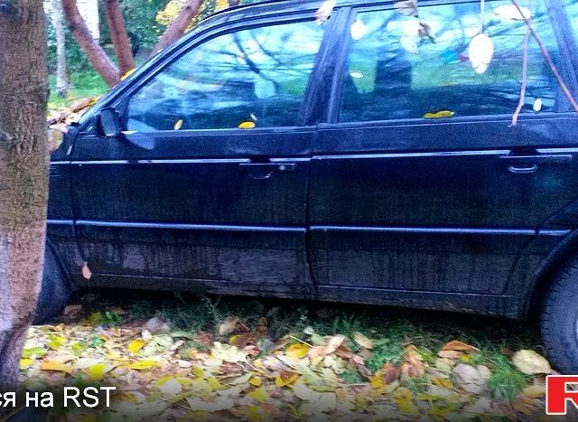 Черный Фольксваген Пассат, объемом двигателя 1.8 л и пробегом 300 тыс. км за 900 $, фото 2 на Automoto.ua