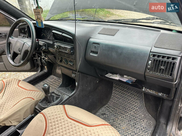 Черный Фольксваген Пассат, объемом двигателя 1.6 л и пробегом 320 тыс. км за 1499 $, фото 14 на Automoto.ua