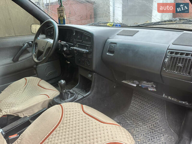 Черный Фольксваген Пассат, объемом двигателя 1.6 л и пробегом 210 тыс. км за 1350 $, фото 14 на Automoto.ua