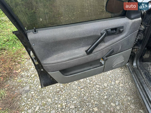 Черный Фольксваген Пассат, объемом двигателя 1.6 л и пробегом 320 тыс. км за 1499 $, фото 9 на Automoto.ua