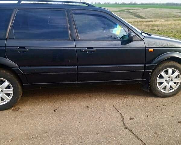 Черный Фольксваген Пассат, объемом двигателя 2 л и пробегом 400 тыс. км за 2000 $, фото 1 на Automoto.ua