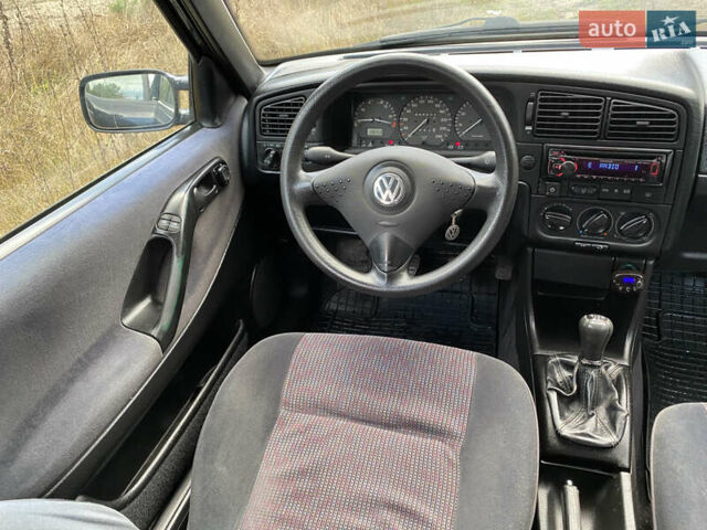 Черный Фольксваген Пассат, объемом двигателя 2 л и пробегом 330 тыс. км за 3550 $, фото 31 на Automoto.ua