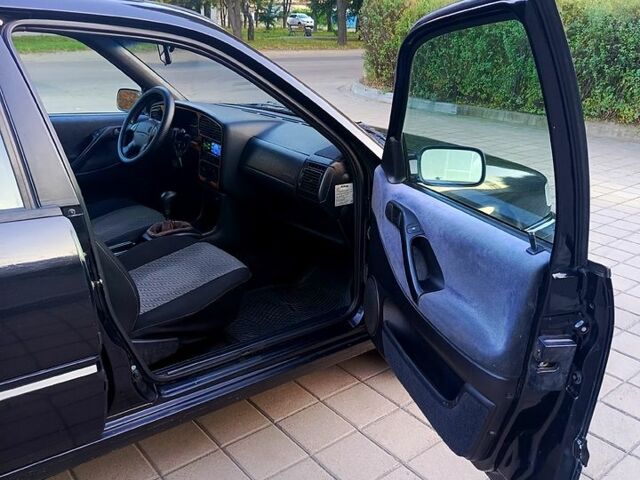 Черный Фольксваген Пассат, объемом двигателя 1.6 л и пробегом 312 тыс. км за 2900 $, фото 7 на Automoto.ua