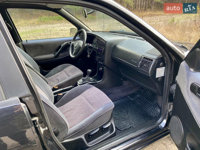 Черный Фольксваген Пассат, объемом двигателя 2 л и пробегом 330 тыс. км за 3550 $, фото 20 на Automoto.ua