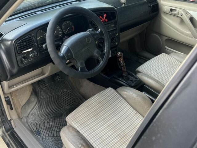 Черный Фольксваген Пассат, объемом двигателя 1.8 л и пробегом 450 тыс. км за 1500 $, фото 6 на Automoto.ua