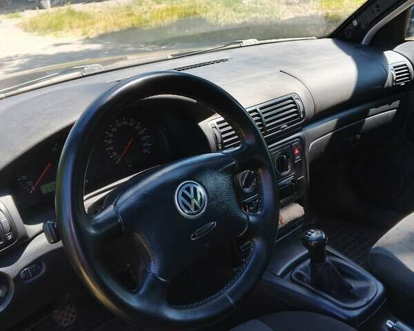 Черный Фольксваген Пассат, объемом двигателя 1.6 л и пробегом 215 тыс. км за 3700 $, фото 2 на Automoto.ua