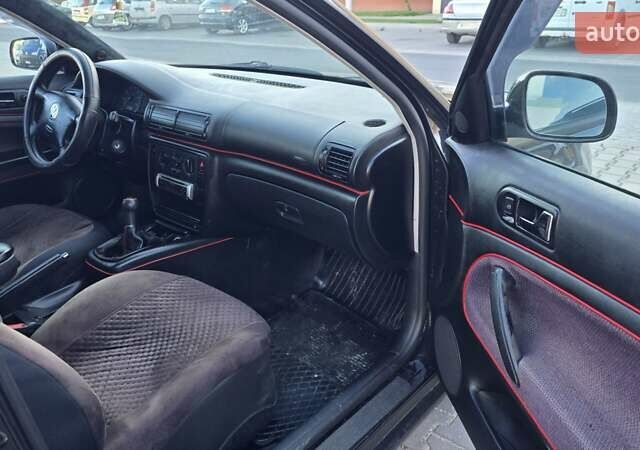 Черный Фольксваген Пассат, объемом двигателя 1.6 л и пробегом 274 тыс. км за 4000 $, фото 2 на Automoto.ua