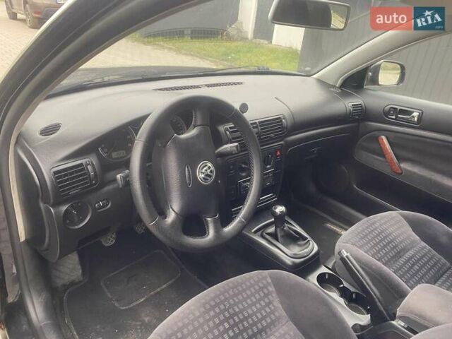 Черный Фольксваген Пассат, объемом двигателя 1.6 л и пробегом 358 тыс. км за 4100 $, фото 5 на Automoto.ua