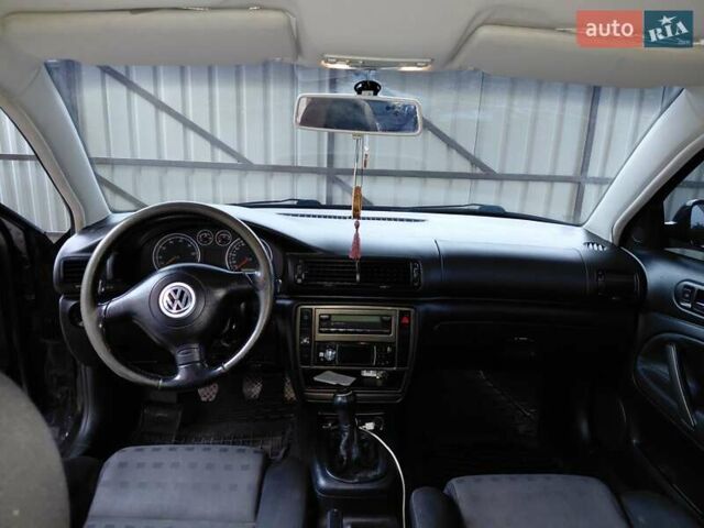 Черный Фольксваген Пассат, объемом двигателя 1.6 л и пробегом 260 тыс. км за 4400 $, фото 1 на Automoto.ua