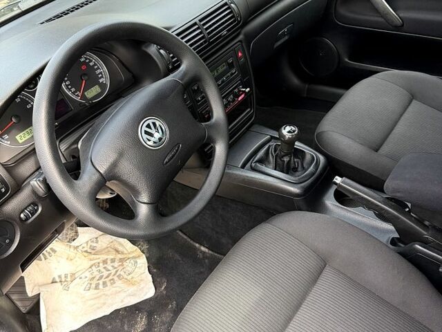 Черный Фольксваген Пассат, объемом двигателя 1.6 л и пробегом 259 тыс. км за 5400 $, фото 9 на Automoto.ua