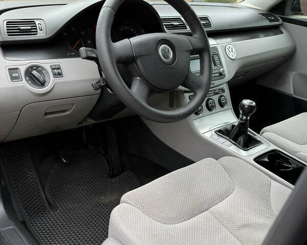 Черный Фольксваген Пассат, объемом двигателя 2 л и пробегом 350 тыс. км за 5850 $, фото 10 на Automoto.ua