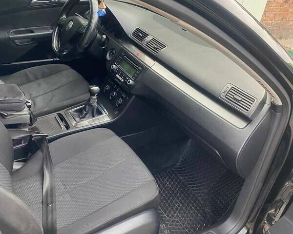 Черный Фольксваген Пассат, объемом двигателя 2 л и пробегом 291 тыс. км за 5150 $, фото 2 на Automoto.ua