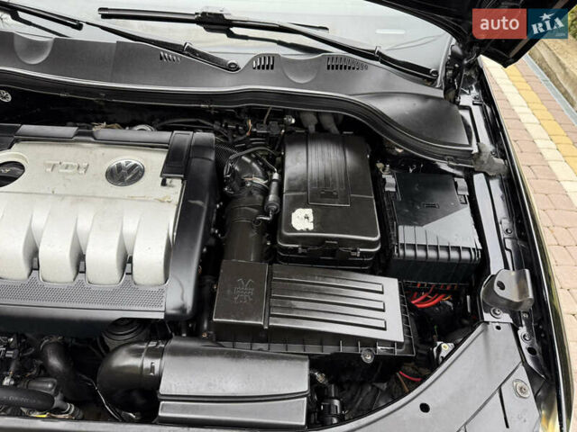 Черный Фольксваген Пассат, объемом двигателя 2 л и пробегом 350 тыс. км за 5850 $, фото 28 на Automoto.ua