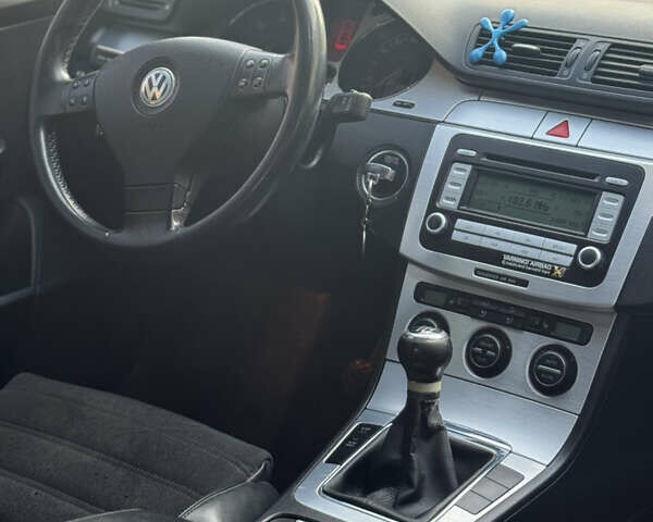 Чорний Фольксваген Пассат, об'ємом двигуна 2 л та пробігом 195 тис. км за 6450 $, фото 77 на Automoto.ua