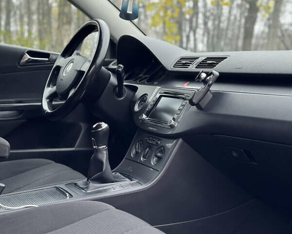 Черный Фольксваген Пассат, объемом двигателя 1.9 л и пробегом 438 тыс. км за 5950 $, фото 11 на Automoto.ua