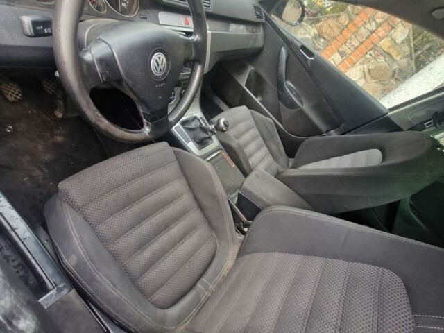 Черный Фольксваген Пассат, объемом двигателя 2 л и пробегом 321 тыс. км за 1400 $, фото 2 на Automoto.ua