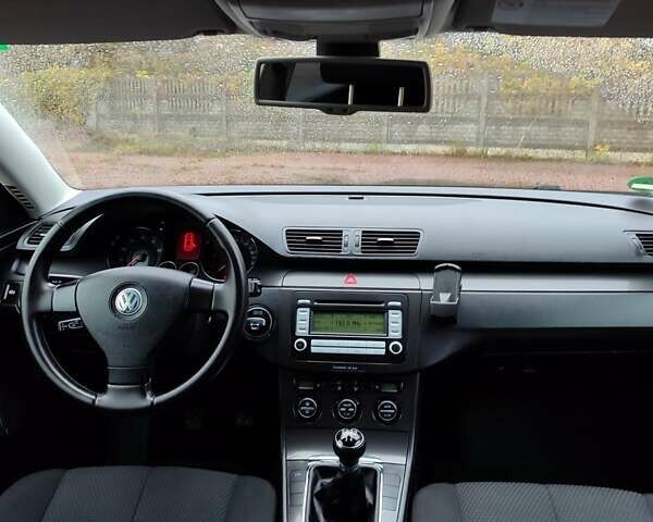 Черный Фольксваген Пассат, объемом двигателя 1.6 л и пробегом 243 тыс. км за 6799 $, фото 65 на Automoto.ua