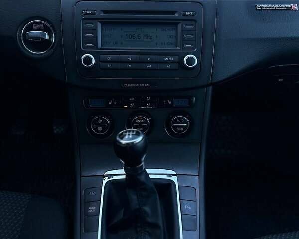 Черный Фольксваген Пассат, объемом двигателя 1.6 л и пробегом 270 тыс. км за 5200 $, фото 20 на Automoto.ua