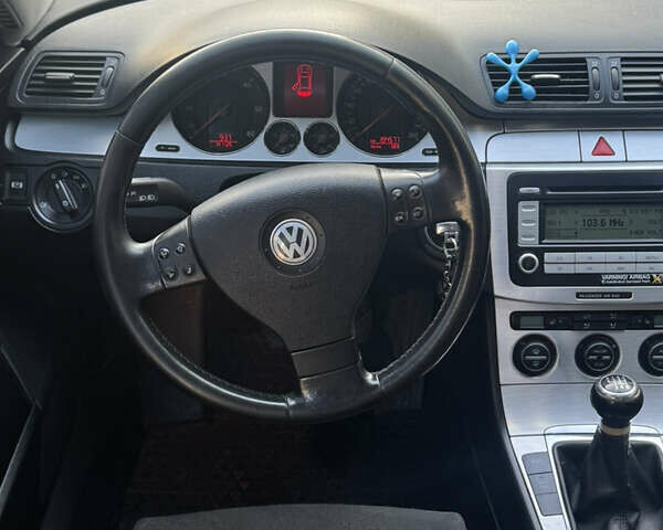 Чорний Фольксваген Пассат, об'ємом двигуна 2 л та пробігом 195 тис. км за 6450 $, фото 76 на Automoto.ua