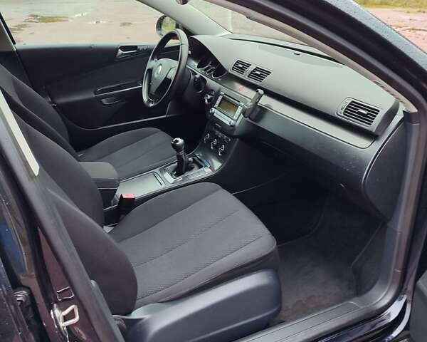 Черный Фольксваген Пассат, объемом двигателя 1.6 л и пробегом 243 тыс. км за 6799 $, фото 68 на Automoto.ua