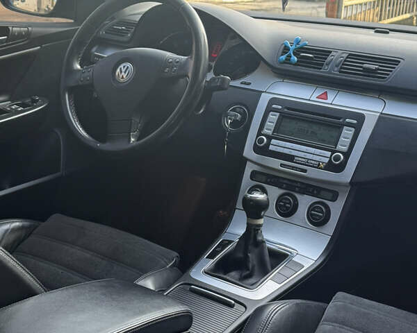 Чорний Фольксваген Пассат, об'ємом двигуна 2 л та пробігом 195 тис. км за 6450 $, фото 78 на Automoto.ua