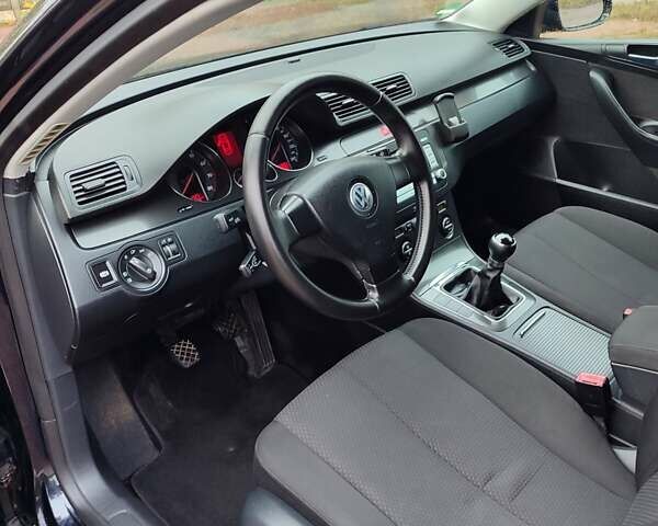 Черный Фольксваген Пассат, объемом двигателя 1.6 л и пробегом 243 тыс. км за 6799 $, фото 45 на Automoto.ua